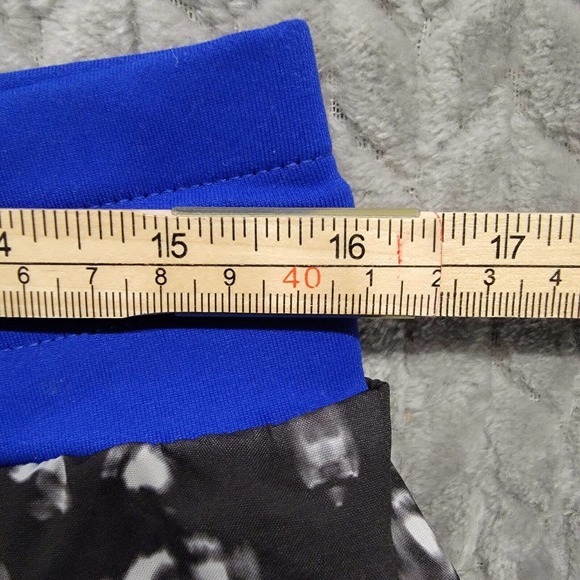 Fabletics Suva Run Short Navy Blue Abstract Print Running Athletic Shorts Sz Med - Picture 5 of 10